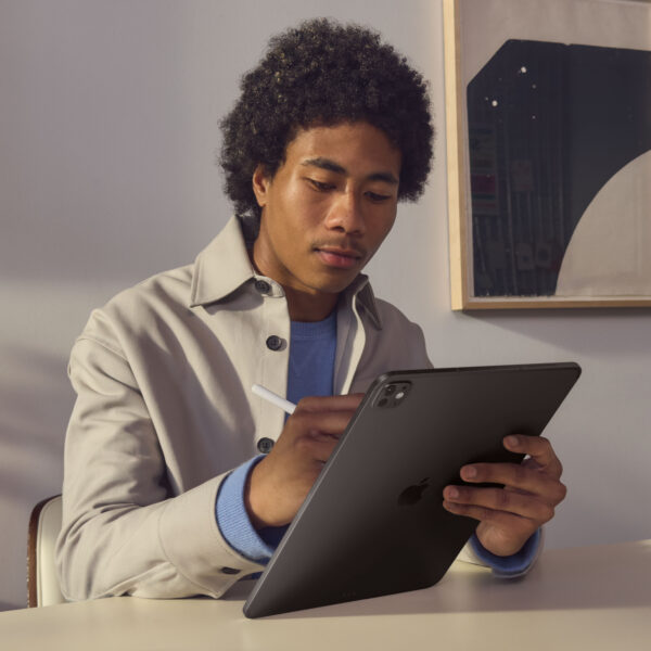 13-inch iPad Pro WiFi + Cellular 1TB with Nano-texture Glass - Space Black (MWRY3AB/A) - Image 5